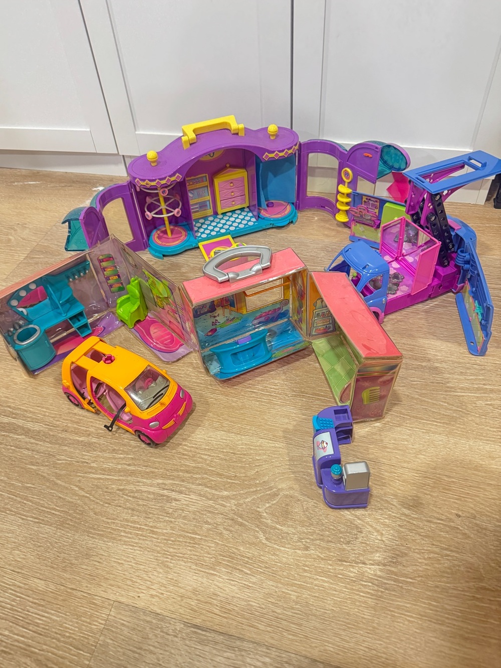 Vintage y2k 2004 Polly Pockets playset car van fashion boutique toy